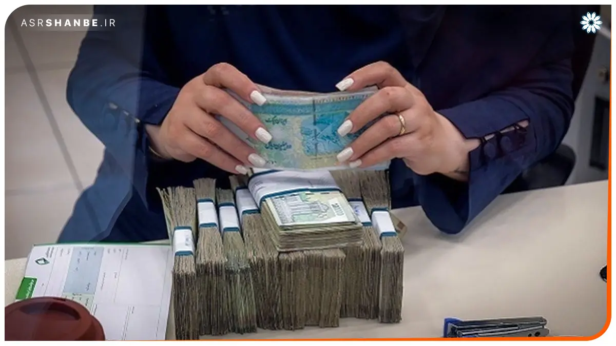 پول در دست خانم